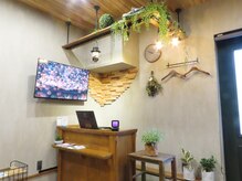 グリンドア(GLYNDOOR)の雰囲気（グリーンのドアが目印です♪広々駐車場も完備！）