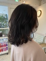 大人可愛い前髪ありのひし形耳掛けショートボブ20代30代40代