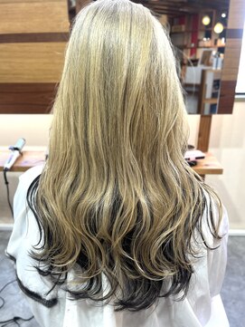 アンバー(Amber) 抜きっぱなしブリーチ×インナーブラック