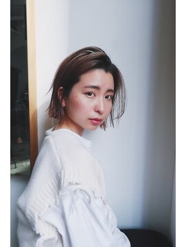 リュト(Lute) アゴライン切りっぱなしボブ