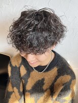 ココンプリュス アンド モナ(COCON+&MONA+)&nbsp;ツーブロック波巻きパーマ