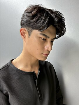 トルネード(TORNADO) 色気ある毛流れフェザーパーマアップバングビジネスシーンt106