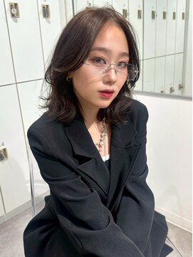 ユーフォリア 渋谷グランデ(Euphoria SHIBUYA GRANDE) ミディアムレイヤー 小顔カット グレージュ 顔周りカット 美髪