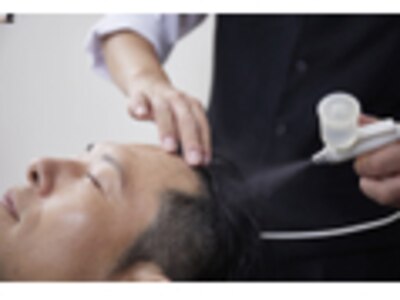 専門のプロ技で熟練のマッサージを体験。頭皮ケアと共に癒しを
