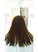 インナーカラーにグリーンを入れたロングスタイル