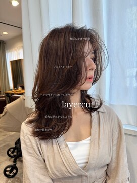 ヘーゼルレイヤーロングで作る大人の垢抜けヘアマロンベージュ