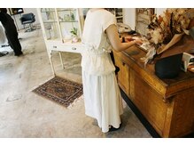 女性専門スタイリストも在籍！心地良くて時間が終わるのが少しもったいなく感じる上質空間を創るスタッフ。