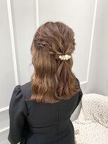 お呼ばれヘア　ふわふわハーフアップ