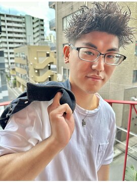 ロミーオム 本厚木(ROMMY. Homme) ツーブロック刈り上げ短髪ツイストパーマアップバングメンズヘア