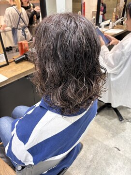 ビヨウシツ ポスタ 大人向けナチュラルレイヤーパーマ　野方理恵子