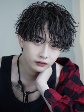 ゴールド 京都 三条(GOALD) ツイスパブルーブラックフェザーパーマ刈り上げセンターパート