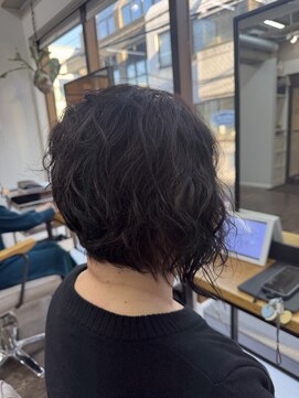 癖毛をいかした50代60代のショートボブ