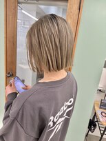 ヒビヲ 天神警固(HIBIO) ショートボブ切りっぱなしボブタッセルボブブリーチダブルカラー