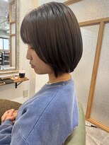 エニル(enil)&nbsp;透明感際立つオリーブグレージュショートボブ