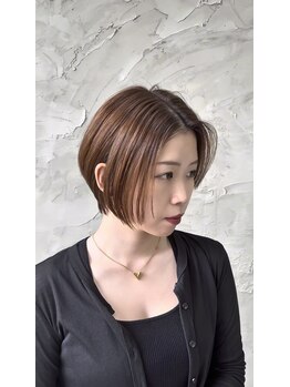 ヘアーアンドケアブラスト(HAIR CARE Blast)の写真/落ち着いたモノトーン空間で過ごす贅沢なひと時。髪の健康を守りながら、品のある透明感スタイルを提案