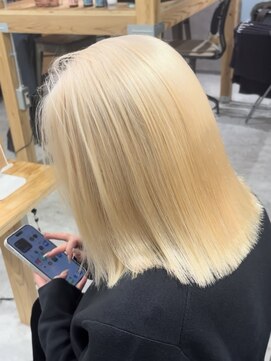縮毛矯正とブリーチで作る、艶々ブロンド◎