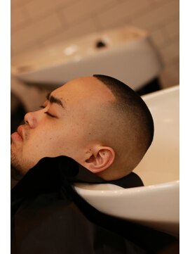 タフ バーバーショップ(TOUGH BARBER SHOP) トップ3mm スキンフェード