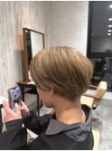 こなれ感で差をつける　アッシュブロンド×マッシュ/ブリーチ