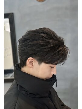 バース バイ ハピネス(BIRTH by happiness) 韓国へアカルマパーマワックスなしセンターパート黒髪ウルフ