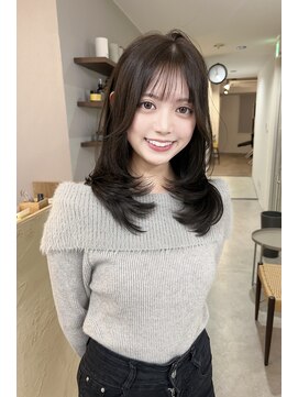 顔まわりの抜け感とふわっと動くレイヤーカット◎