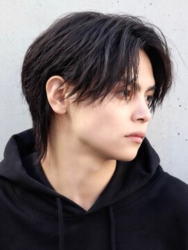 メンズミディアムセンターパートウルフ束感耳掛けショート