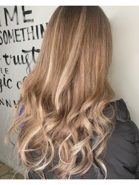 ヘアーデザインルアナ(Hair design Luana.) ハイライト+ミルクティーベージュ