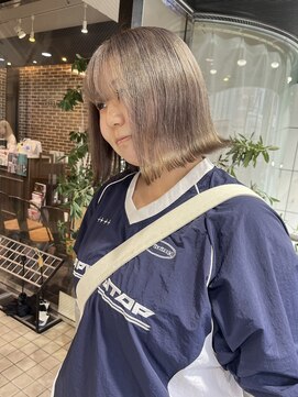 ヘアーアンドメイク ビス(HAIR&MAKE bis) ブリーチ2回~シルバーグレーカラー☆【多田華歌】