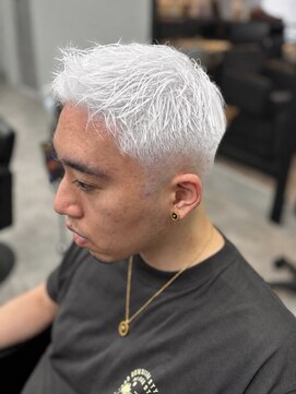 アグ ヘアー ナッツ 秦野店(Agu hair nuts) ホワイト×スキンフェード