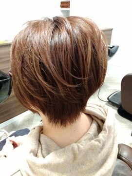 ヘア アンド フェイス みかん ふわっと艶感ショート