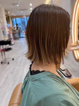 アドラーブル けやき通り店(adorable) 外ハネ【切りっぱなしボブ】グラデーションカラー　20代30代
