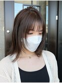 顔周りレイヤーのシースルーミディアムボブ