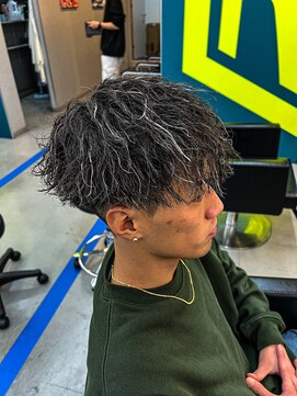 ダズルヘアラッシュ(DAZZLE hair RUSH) マッシュベースのホワイトハイライト×ツイストパーマ!