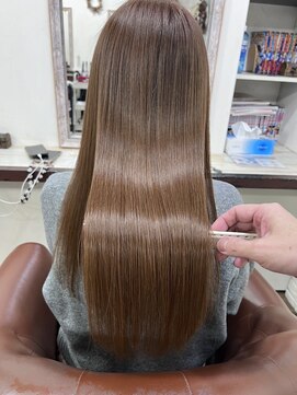 ファミーユ(famille) famille〉髪質改善クイック+美髪カラー