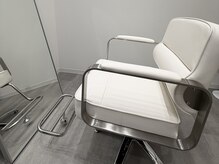 スリー(THREE)の雰囲気（セット面はホワイトチェアとアーチミラーです）