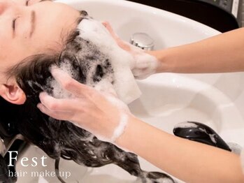 フェスト ヘア メイクアップ(Fest hair makeup)の写真/"フルフラット×半個室"のリラクゼーションスパで頭皮の疲れ・コリをすっきり解消し健康的な美髪に導く―