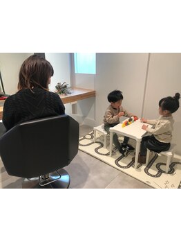 【武庫之荘駅すぐ◇】広々とした席幅なのでお子様と一緒のご来店でも安心♪ママスタイリスト在籍☆