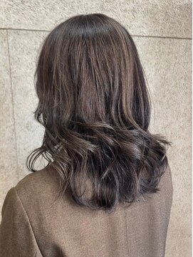 ガーディナ(Gardina) くびれレイヤー　ミディスタイル　アッシュカラー