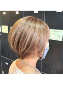 白髪ぼかしハイライト×ショートボブ