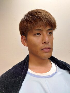 ヴェルデ シンバシ(VERDE SHINBASHI) 小顔補正立体カット シナモンベージュカラー ツーブロ フェード