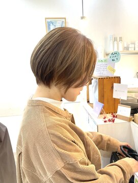 フゥカ 類家店(fuka) 八戸透明感ベージュカラーショート20代30代40代50代
