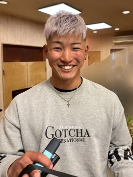 タカギ(TAKAGI) シルバーカラー×ツーブロックフェード