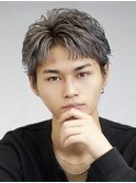 シルバーグレーハイトーンコンマフェザーショート