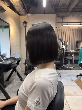 ラックスビー ユナイテッド 神戸三宮いくたロード店(LUXBE UNITED) 艶々ストレート×切りっぱなしボブ