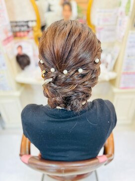 美容室 ティンカーベル シニヨンヘア