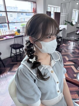 ヘアーアンドメイクアップモパ 編みおろしサイド