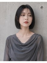 コク(koku) 大人っぽくキマる艶感黒髪タッセルボブ