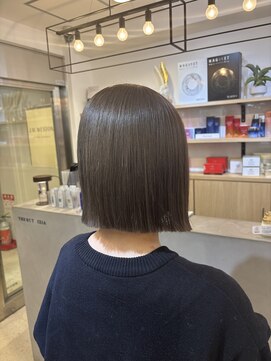 ジエクト ヴィシア(The Ect VIXIA) グレージュ 切りっぱなし 20.30代ボブ 透明感カラー