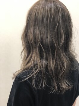 エルモ(ELMO)の写真/脱!白髪染め★白髪を活かしたカラーでいつまでもお洒落を楽しめる♪肌に優しい酸性カラー/白髪ぼかし◎