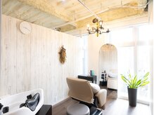リトルスマイリー 辻堂店(Little Smiley)の雰囲気（自然光が差し込む、明るく広々とした完全個室でゆったり寛げます）