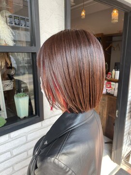 チェリッシュ(Cherish) インナーカラーレッド×ブラウンショートボブレイヤーカット